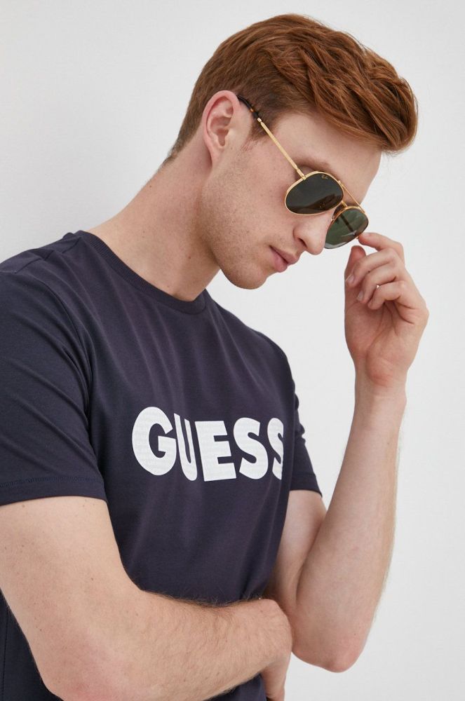 Футболка Guess чоловічий колір синій з принтом (2434735)
